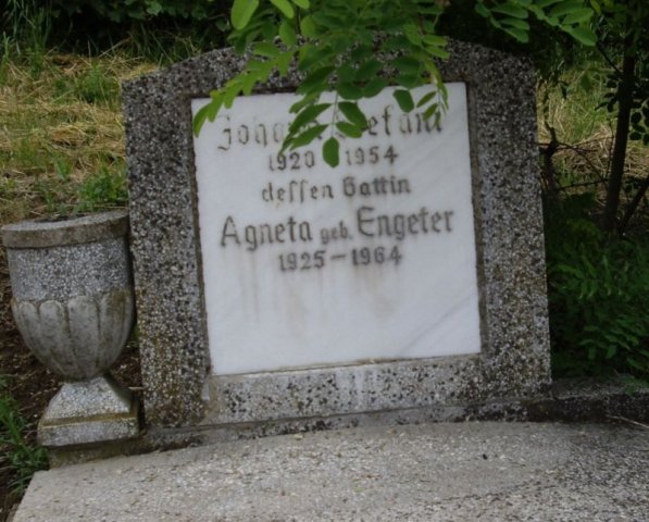 Stefani Johann 1920-1945 Engeter Agneta 1925-1964 Grabstein